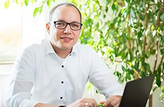 Michael Krupp sitzt am Schreibtisch